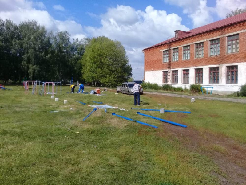 На территории Покрово-Марфинского сельсовета в с.Новознаменка приступили к реализации партийного проекта «Народная инициатива 2020» - Оборудование спортивной площадки в с.Новознаменка.